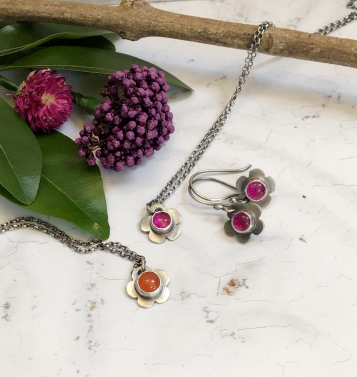 Pink jade and carnelian earrings and pendant