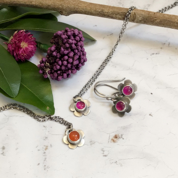 Pink jade and carnelian earrings and pendant